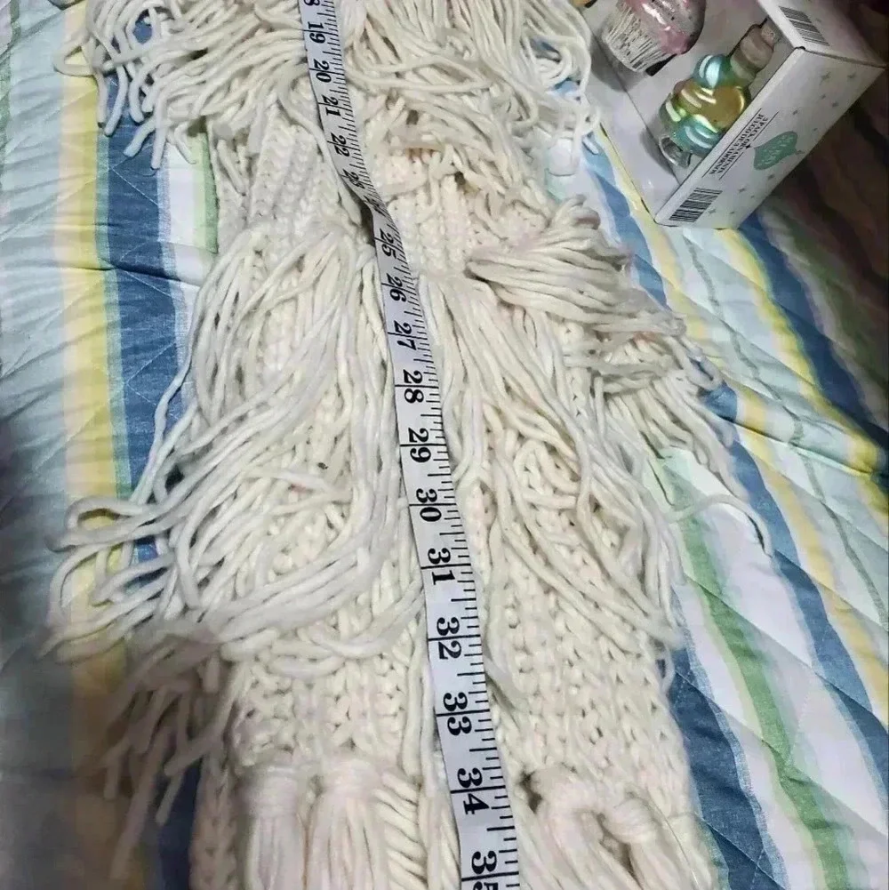 Long scarf with many tassels